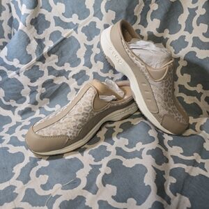 New Easy Spirit Traveltime Clogs Women's sz 7M leopard print